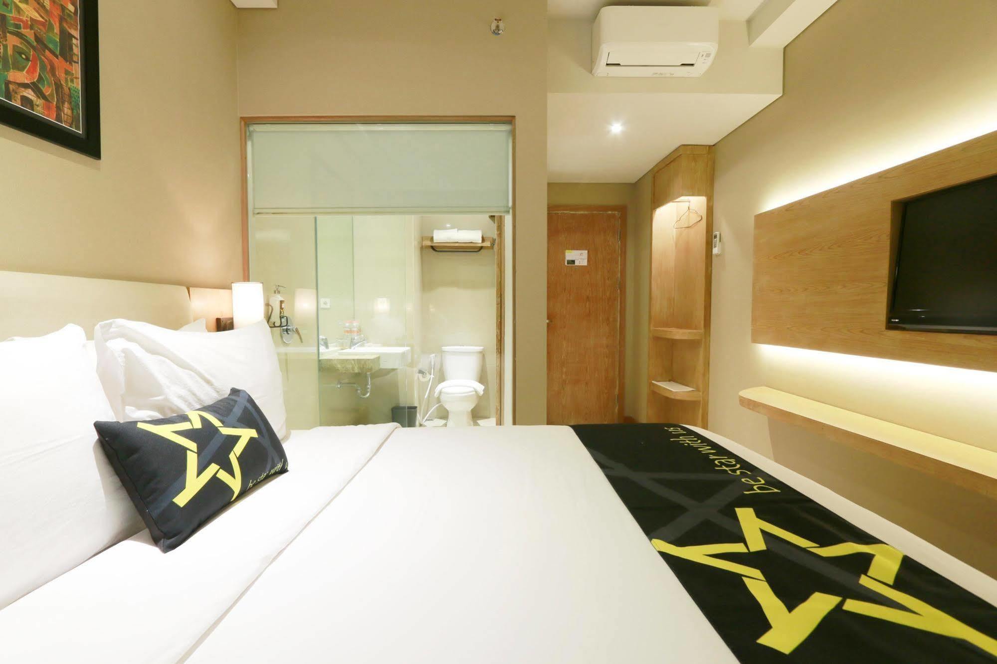 Yellow Star Gejayan Hotel Yogyakarta Eksteriør billede