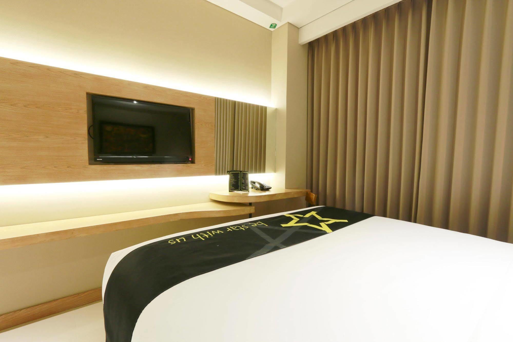 Yellow Star Gejayan Hotel Yogyakarta Eksteriør billede