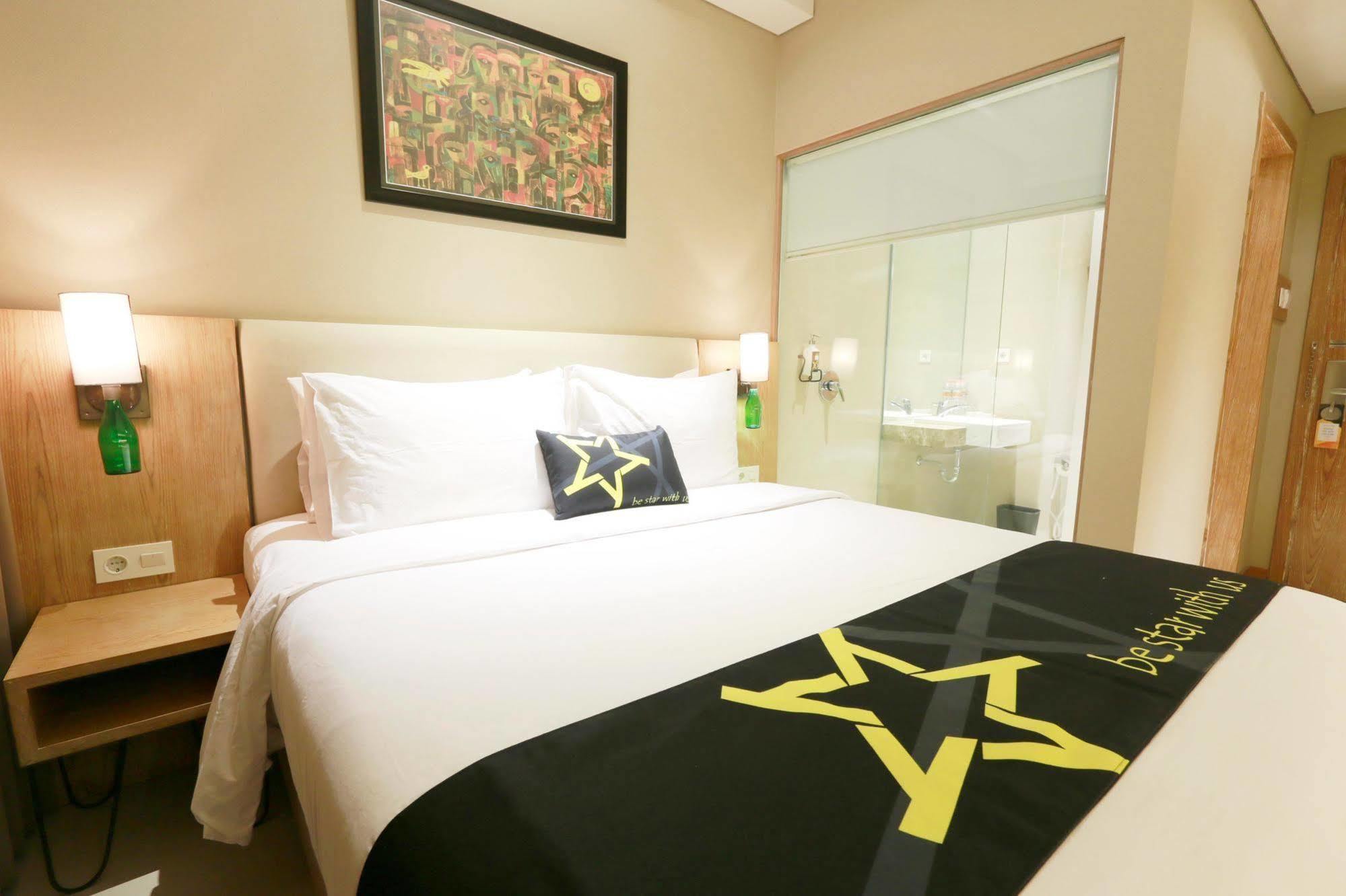 Yellow Star Gejayan Hotel Yogyakarta Eksteriør billede