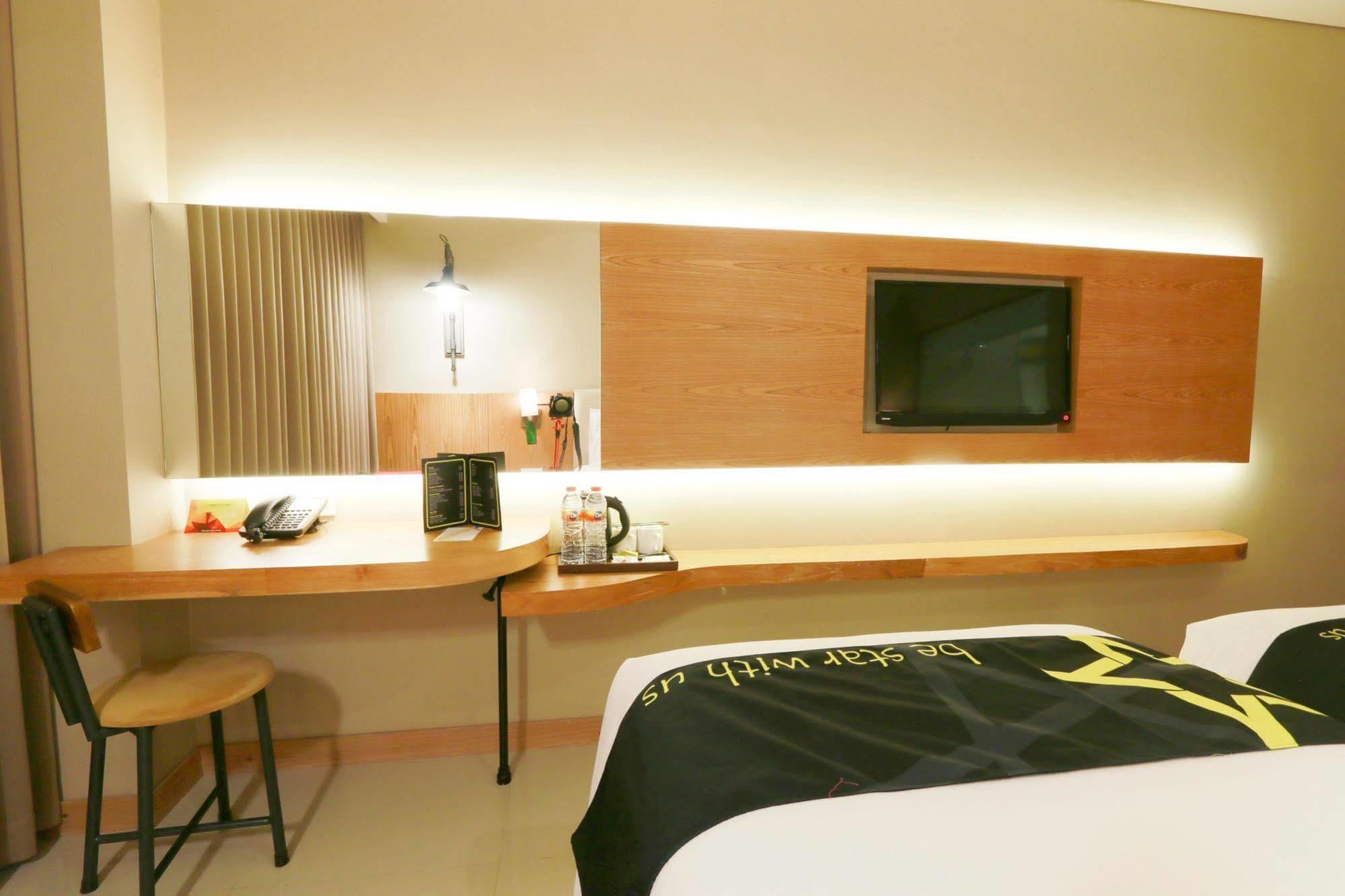 Yellow Star Gejayan Hotel Yogyakarta Eksteriør billede