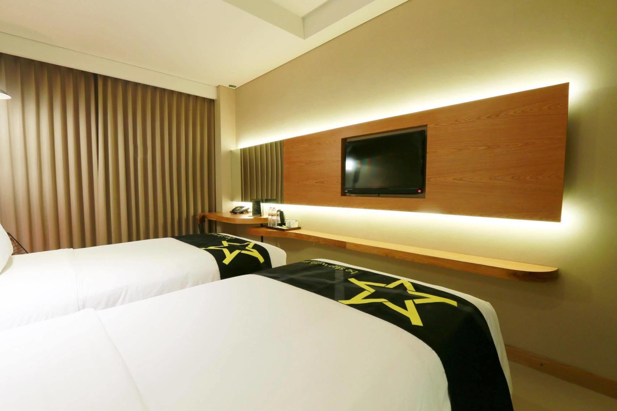 Yellow Star Gejayan Hotel Yogyakarta Eksteriør billede