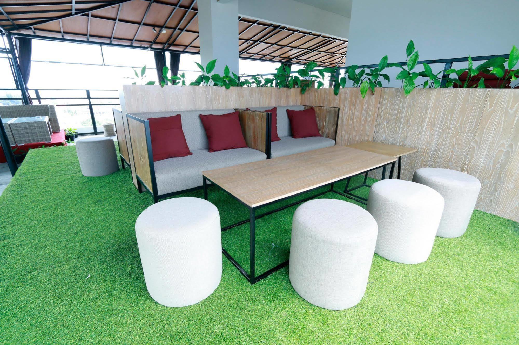 Yellow Star Gejayan Hotel Yogyakarta Eksteriør billede